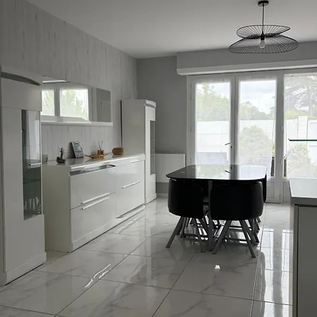Hébergement de vacances Maison 3 Piscine Partagée *